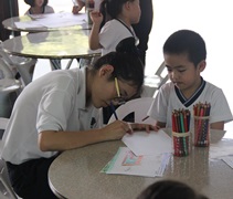 幼兒園老師郭潔婷幫忙記錄孩子們的故事。【攝影：林茹麗】