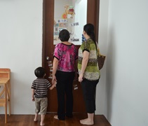 新生家長攜帶孩子一起參觀吉打慈濟幼兒園的學習環境。【攝影者：許證勝（濟韡）】