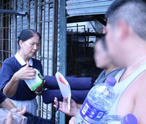 慈濟志工沈煌金（慈玼）向受災鄉親講解如何使用香積飯。【攝影：陳寶心（慈竹）】