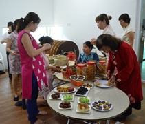 大愛媽媽們準備了各種馬來西亞本土食物，讓孩子們透過食物也可以認識祖國。【攝影者：許證勝（濟韡）】