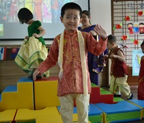 幼兒們身穿各民族傳統服裝，通過走秀來向大家展示。【攝影者：許證勝（濟韡）】