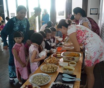 孩子們透過食物也可以認識祖國的多元文化。【攝影：許證勝（濟韡）】
