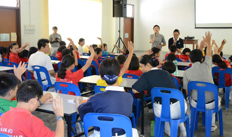 同學們非常踴躍地舉手要回到詩敏老師發問的問題。【攝影者：傅漢城】