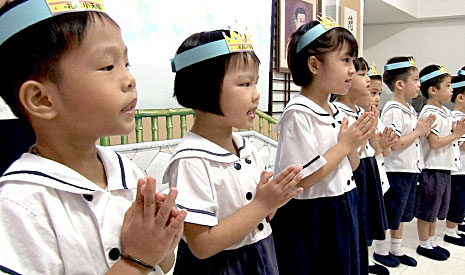 慈濟幼兒園推動《禮儀小天使》運動，小朋友戴上《禮儀小天使》的皇冠，合掌說道：「我要口說好話、心想好意、身行好事！」（攝影者：胡慧芬）