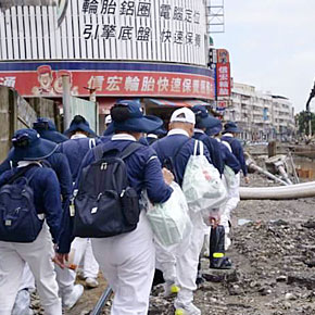 上人開示:「總而言之,這就是人間菩薩,身體雖然有病,他還是運載群生,度彼岸去,這都是菩薩的心,真的是非常感恩!許多愛的能量,看出我們人間亮麗之美,看出亮麗之愛。」(慈濟基金會提供)