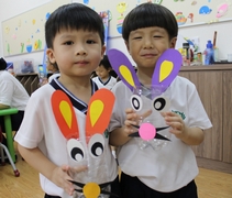 四歲班的姚鏡熠（左）和劉泓震（右）小朋友，用寶特瓶做成了兔子燈籠。【攝影者：翟佩庭】