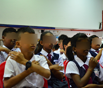 學生跟著馬來語版〈一家人〉（Kita Satu Keluarga）的旋律哼唱和學習手語。【攝影者：袁秋明】