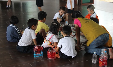 吉打慈濟幼兒園的小朋友在大愛媽媽的帶領下學習製作燈籠。【攝影者：許證勝（濟韡）】