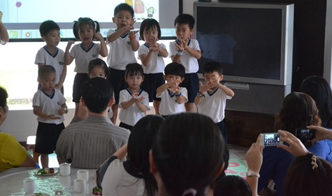吉打慈濟幼兒園的小朋友表演「心中的聲音」的手語來回報家人的照顧。【攝影者：許證勝（濟韡）】