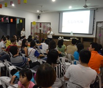 慈濟幼兒園園長譚莉璉（慈遵）向大家介紹淨斯產品，鼓勵大家多蔬食。【攝影者：許證勝（濟韡）】