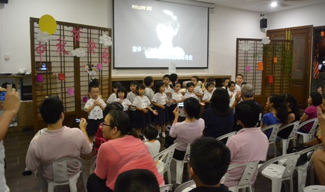 吉打慈濟幼兒園的小朋友表演「月亮圓」為中秋聯誼晚會揭開序幕。【攝影者：許證勝（濟韡）】