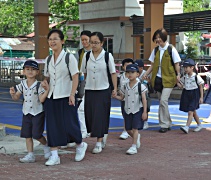 檳城峇六拜慈濟幼兒園老師和大愛媽媽，帶領小朋友到檳城碼頭乘坐渡輪。【攝影者：林友興】