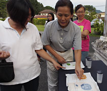 書軒志工和大德分享如何用淨斯食品製做餅乾。【攝影者：蔡尚文】