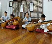 兩位小志工 Maheswaran(男孩)、Nagashvini(女孩)，也為大家演奏南印度傳統樂器，號稱最古老的弦樂器——維納琴（Veena）。【攝影者：吳澤明】