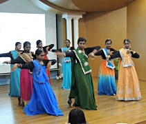 印度中學的同學表演印度舞蹈助興。【攝影者：王玉枝】