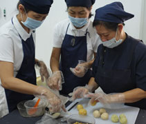 學員把香積飯做出七彩繽紛的飯團，既美觀又美味。【攝影者：蔡尚文】