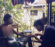 2000年7月，加入志工行列第三年、尚未受證為慈誠的陳國平，來到毗鄰笨珍縣邊界的烏魯槽（Ulu Choh），為照顧戶修剪指甲。【攝影者：陳國平提供】