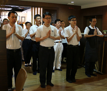 今年八月，擔任新山支會行政主任的陳國平（前排左二），帶領同仁和志工，為馬航MH17客機遇難者祈禱及默哀。【攝影者：顏如艷】