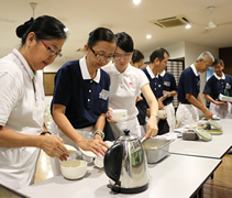 志工們先學習把飯「煮」好，之後才懂得如何跟照顧戶分享「煮飯」的心得。【攝影者：陳志財（濟庭）】