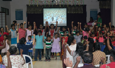 孩子們為大家呈現馬來語版歌曲〈一家人〉（Kita Satu Keluarga）手語表演。【攝影者：王微凌】