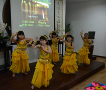 五位活潑可愛的笨珍三育幼兒園小朋友，為來賓呈現一支熱鬧的印度舞，讓來賓臉上展露笑顏，掌聲連連。【攝影者：何佩儀】