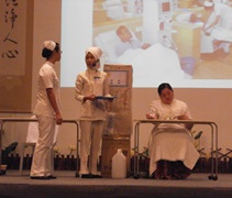 護士們以戲劇表演帶出洗腎中心的真人真事，引起大家的共鳴。【攝影者：李志旺】