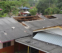 罕見龍捲風在亞羅勿剎村（Kampung Alor Besar）造成九間房子及一所學校的部份屋頂被摧毀。【攝影者：陳韻如】