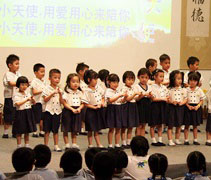 慈濟幼兒園的小朋友在教育展上表演手語。【攝影者：李志旺】
