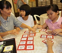 孩子們透過拼字遊戲來學習靜思語。【攝影者：李志旺】