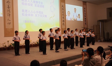 2014年10月31日是馬來西亞吉打分會教育志業成果展暨人文學校結業典禮，小朋友們透過手語表演來展現自己所學。【攝影者：李志旺】