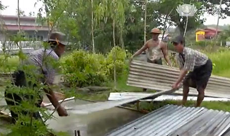 慈濟在緬甸災區偏鄉援建學校，為了讓師生們在校園內安全行走，即便雨季來時，­也不必擔心淹水或泥濘，村民主動承擔起鋪路工程。【畫面擷取自大愛新聞】