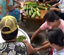 志工帶動婆婆媽媽幫忙烹煮熱食，全村就像一個大家庭，一起為學校付出自己的力量。【畫面擷取自大愛新聞】
