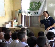 援建緬甸的學校完工，慈濟志工也在教室內與學生們互動。【畫面擷取自大愛新聞】