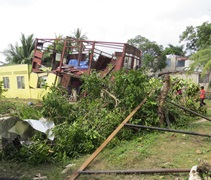 受災最嚴重的雙溪峇魯村隨處可見倒塌的房子。【攝影者：馬耀甄（慈甄）】