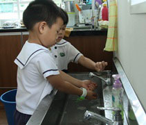 洗手五步驟，正確的洗手方式是審核項目之一，讓孩子隨時注意自己的衛生。【攝影者：尤靜蓓】
