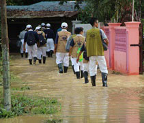 志工們穿上雨鞋，涉水進入受災地區。【攝影者：陳韻如】