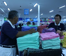 志工們在瞭解了受災鄉親的需求後立即前往購物中心採購物資。【攝影者：陳寶心（慈竹）】