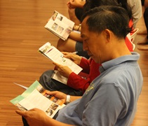 家長們正翻閱慈濟校園的簡介手冊。【攝影者：陳國榮（濟郭）】