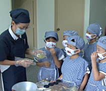 慈濟志工教導幼兒園小朋友製作月餅，採用各種靜思穀類沖泡粉和配料一起搭配而成。【攝影者：陳瑞文】