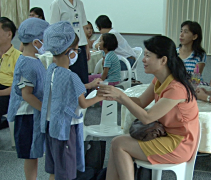 幼兒園小朋友親自獻上自己沖泡的水果飲料給在場的所有家長們。【攝影者：陳瑞文】