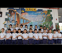 北海慈濟幼兒園六歲班小朋友在參訪光華學校後，在學校壁畫前方合照留念。【攝影者：陳瑞文（惟迪）】