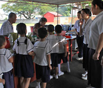 幼兒園老師讓小朋友們學習和體驗在食堂裡，如何購買食物。【攝影者：陳瑞文（惟迪）】