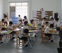 幼兒園小朋友參訪光華學校後，老師把課室裡，重新鋪排出以學校排放桌椅方式，讓小朋友學習適應。【攝影者：陳瑞文（惟迪）】