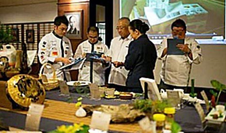 馬來西亞分會「淨斯團隊」舉­辦了創意料理的評鑑會，來自檳城廚師協會的名廚們，用最挑剔的味蕾評審。【攝影者：梁聞德】