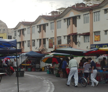 天色逐漸昏暗，還下起綿綿細雨，大家把物品搬下貨車，徒步越過檔口，再搬上案主的新住所。【攝影者：劉玉容（慮化）】