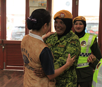 志願警衛隊成員柔璧雅（Rohbiah，中）表示：家鄉是受災區，但確認家裡有丈夫照顧後，她便來這裡幫忙。她說：「這裡更需要我，所以我就來了。」【攝影者：何威明】