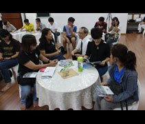 小組互動時間，溫秉祥教授與家長及孩子們互動。【攝影者：葉俍輝】