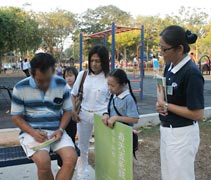 潘麗雲（慮歡）與志工及小菩薩在公園進行百萬會員招募。【攝影者：張燕茹】