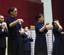 潘麗雲（慮歡）在慈濟不僅投入在香積組，也參與入經藏手語演繹。【攝影者：符詩健】