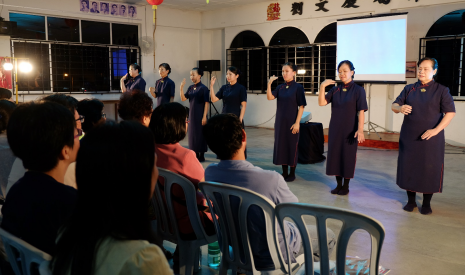 師姊們演繹「無量義經序曲」，蝸角虛名，人生何價，仔細觀想，靜心思量。【攝影者：蔡尚文】